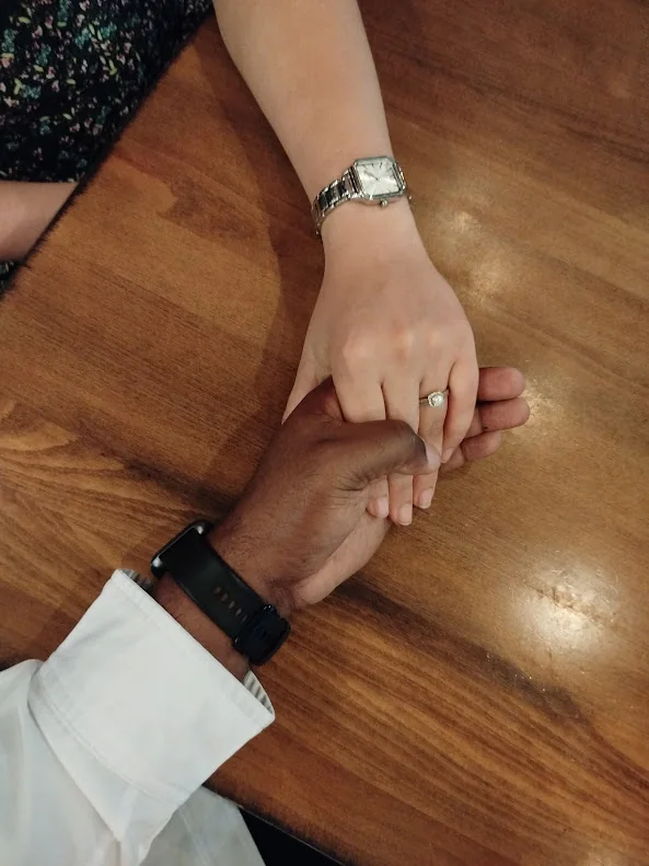 Las manos de Carlos y Malenny unidas, mostrando el anillo